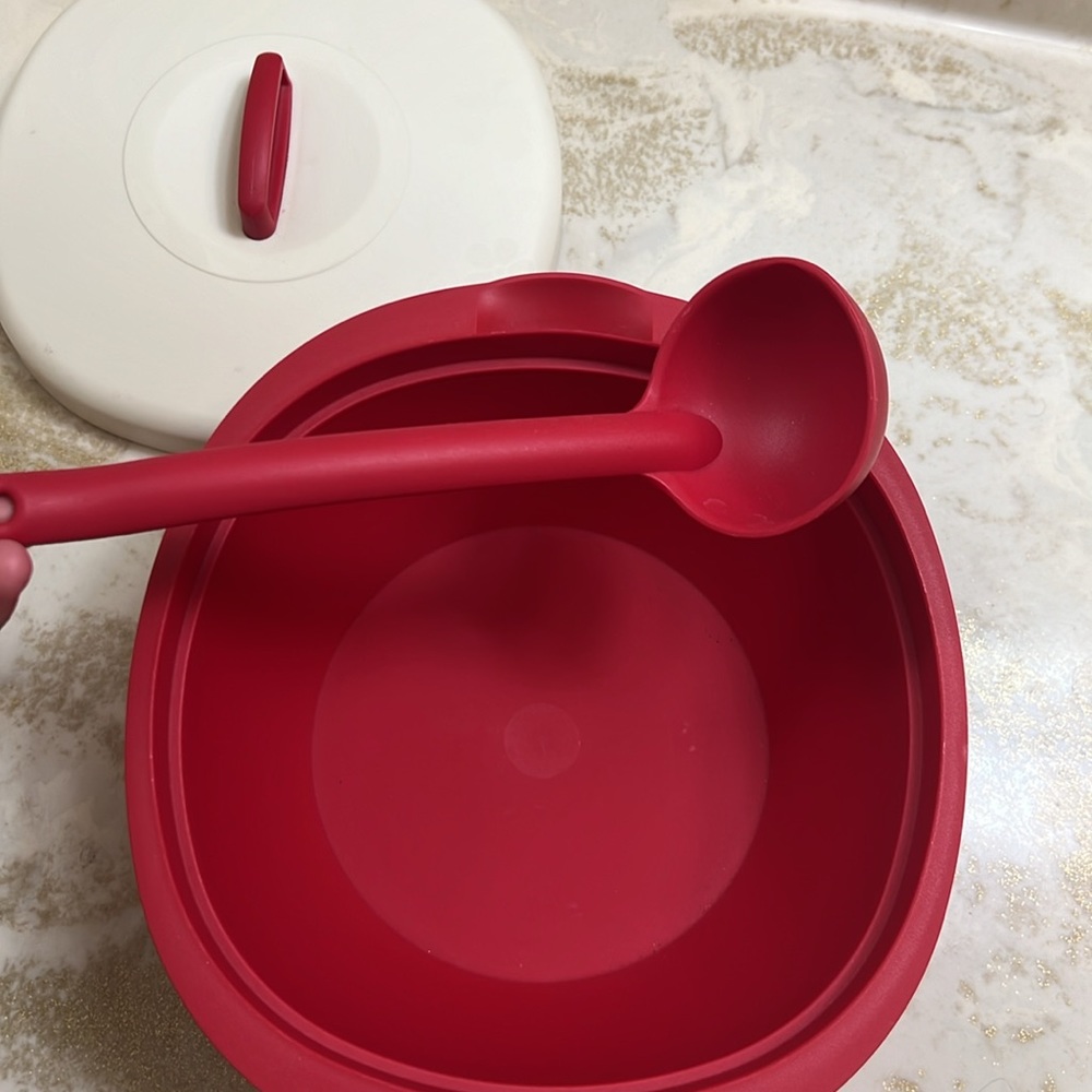 Tupperware Legacy Soup Server Bowl w/ Ladle 7 1/2 Cups - Picture 6 of 8